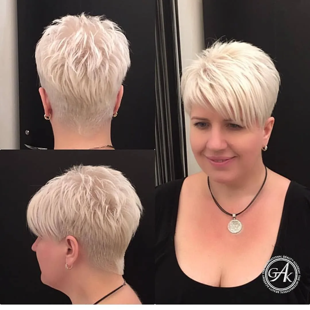 Femme aux cheveux courts et texturés, vue de profil, lumière douce sur les pommettes